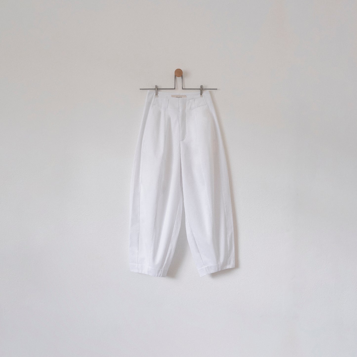 Model 002 ― White