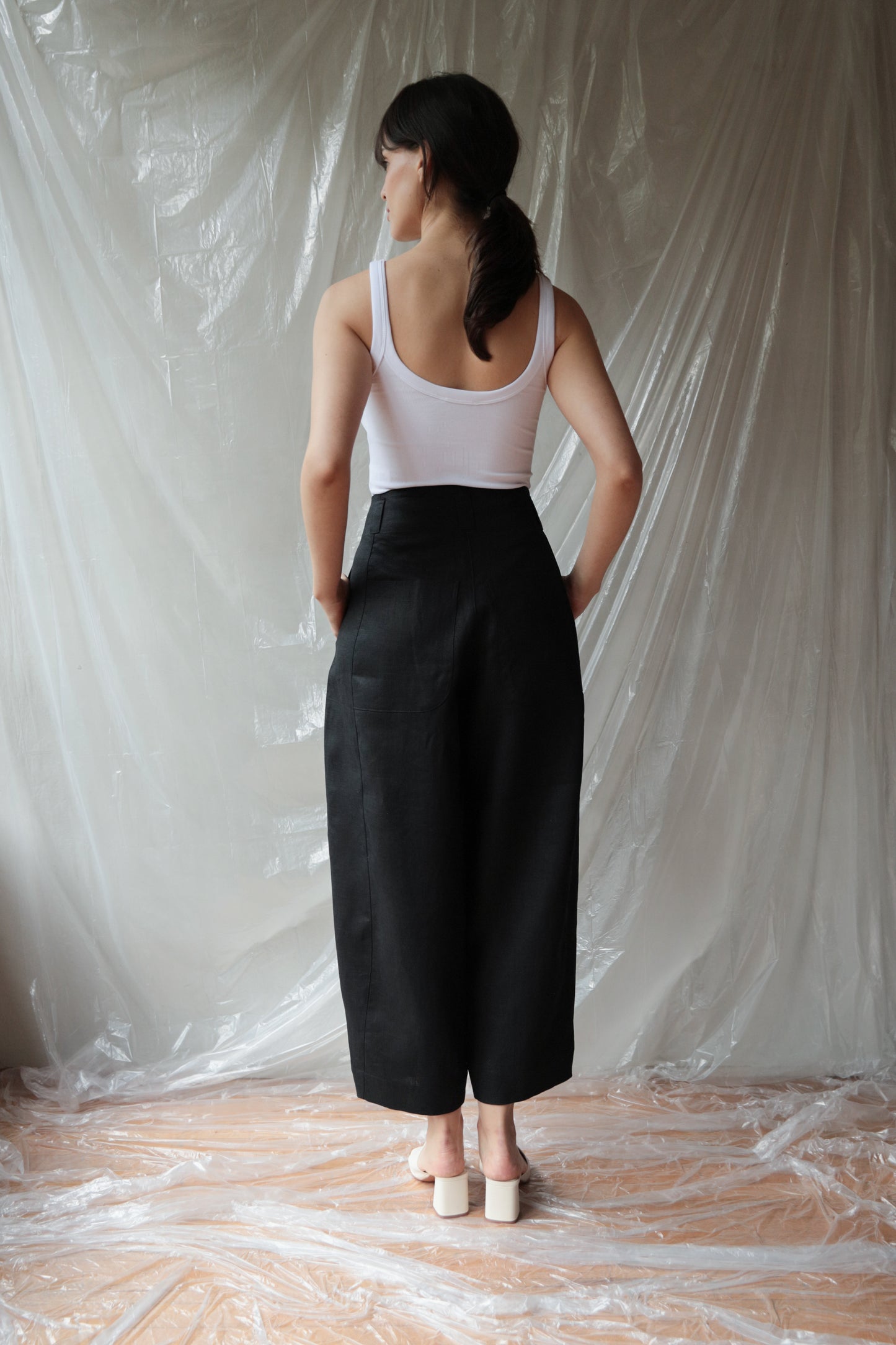 Model 002 ― Black Linen