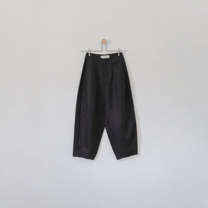 Model 002 ― Black Linen