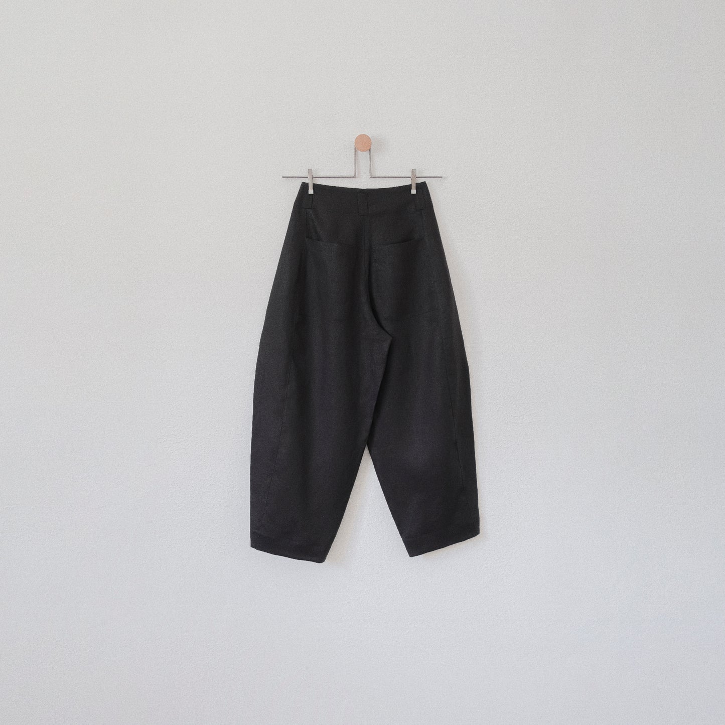 Model 002 ― Black Linen