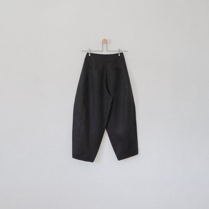 Model 002 ― Black Linen